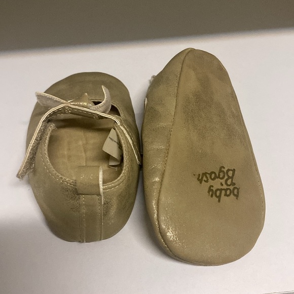 Toddler Gold shoes with bow - Picture 3 of 3